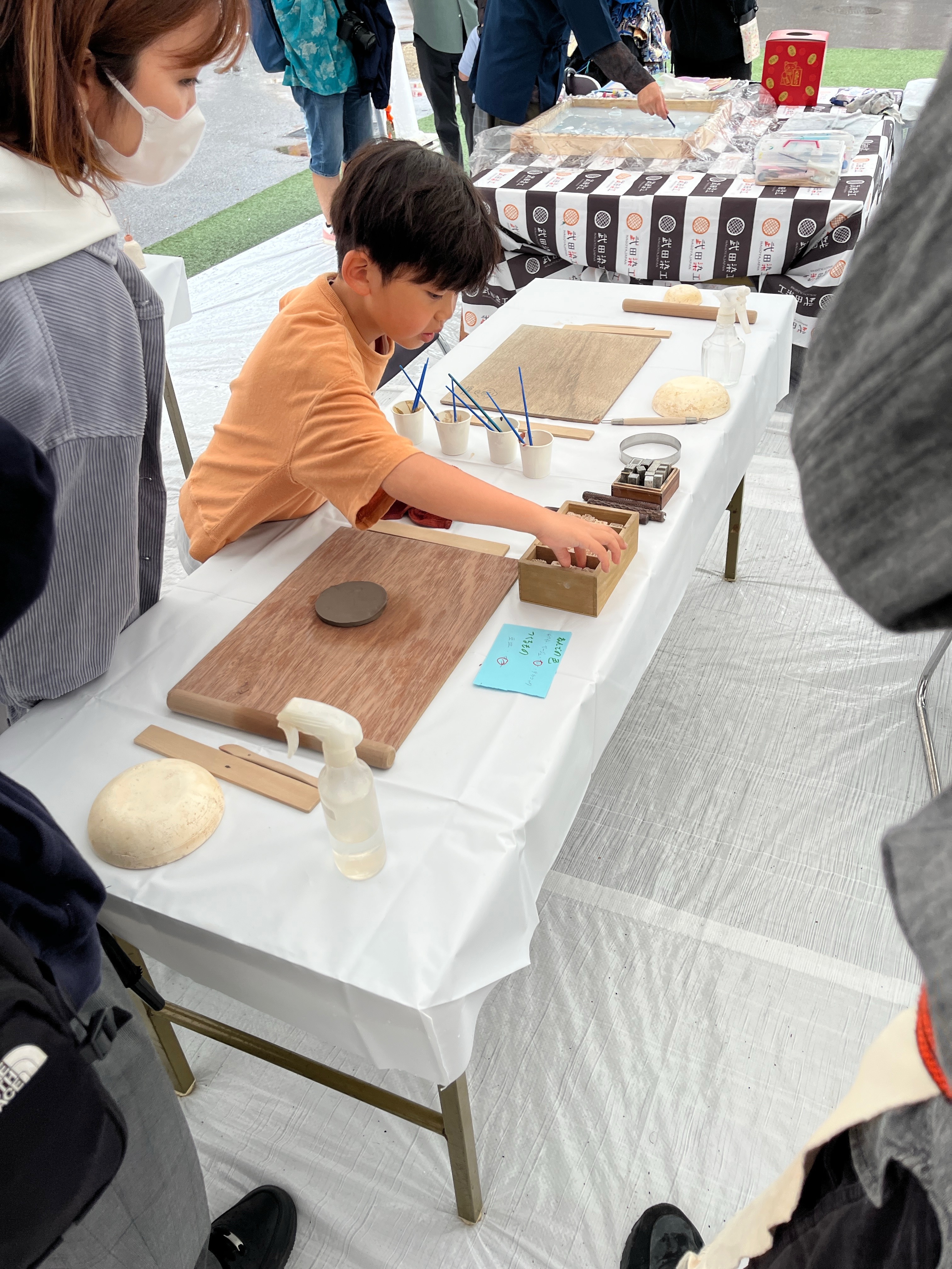 ワークショップで粘土をこねる男の子
